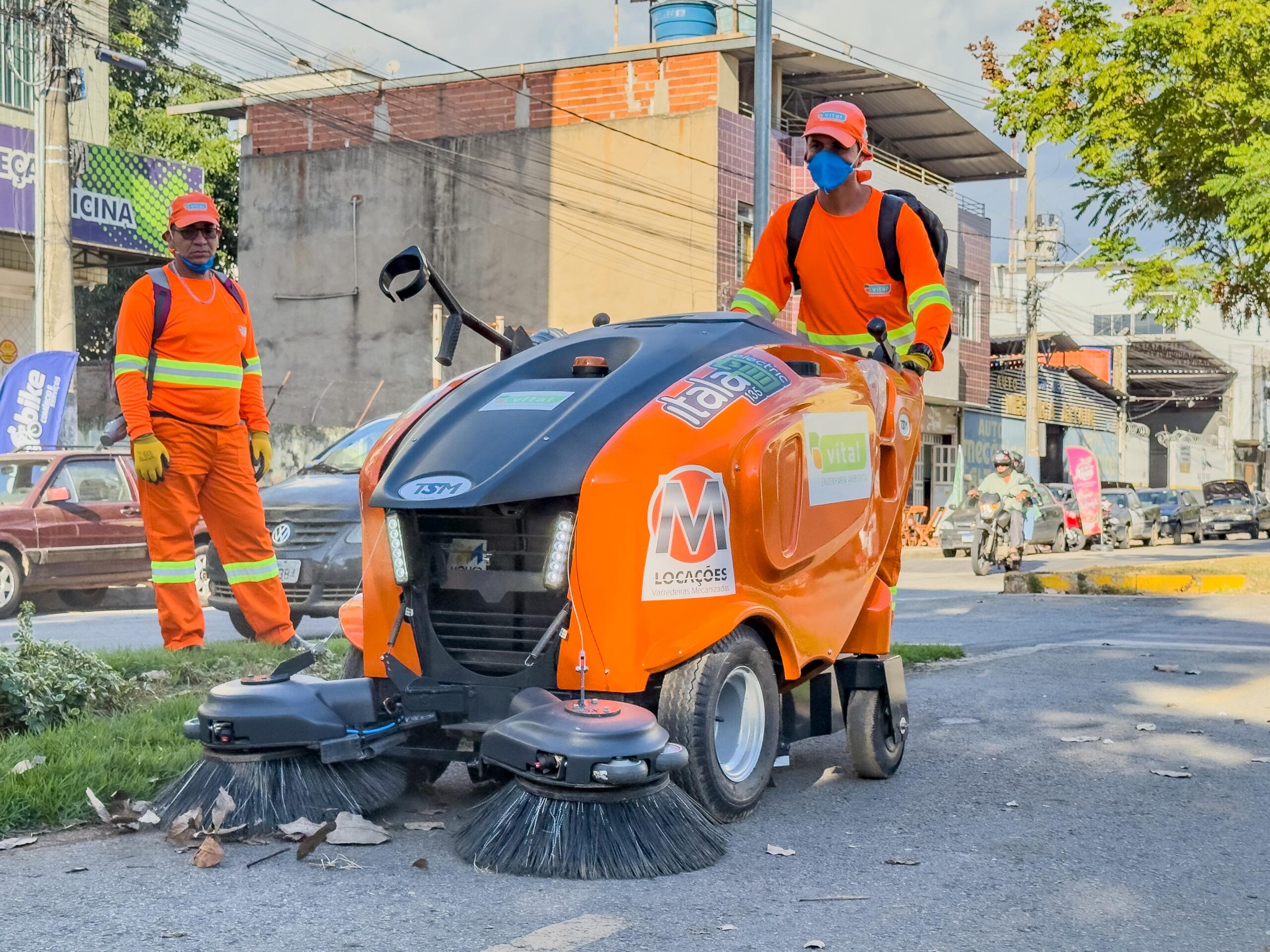 Prefeitura de Ipatinga inicia projeto-piloto com varredeira elétrica no Parque Ipanema