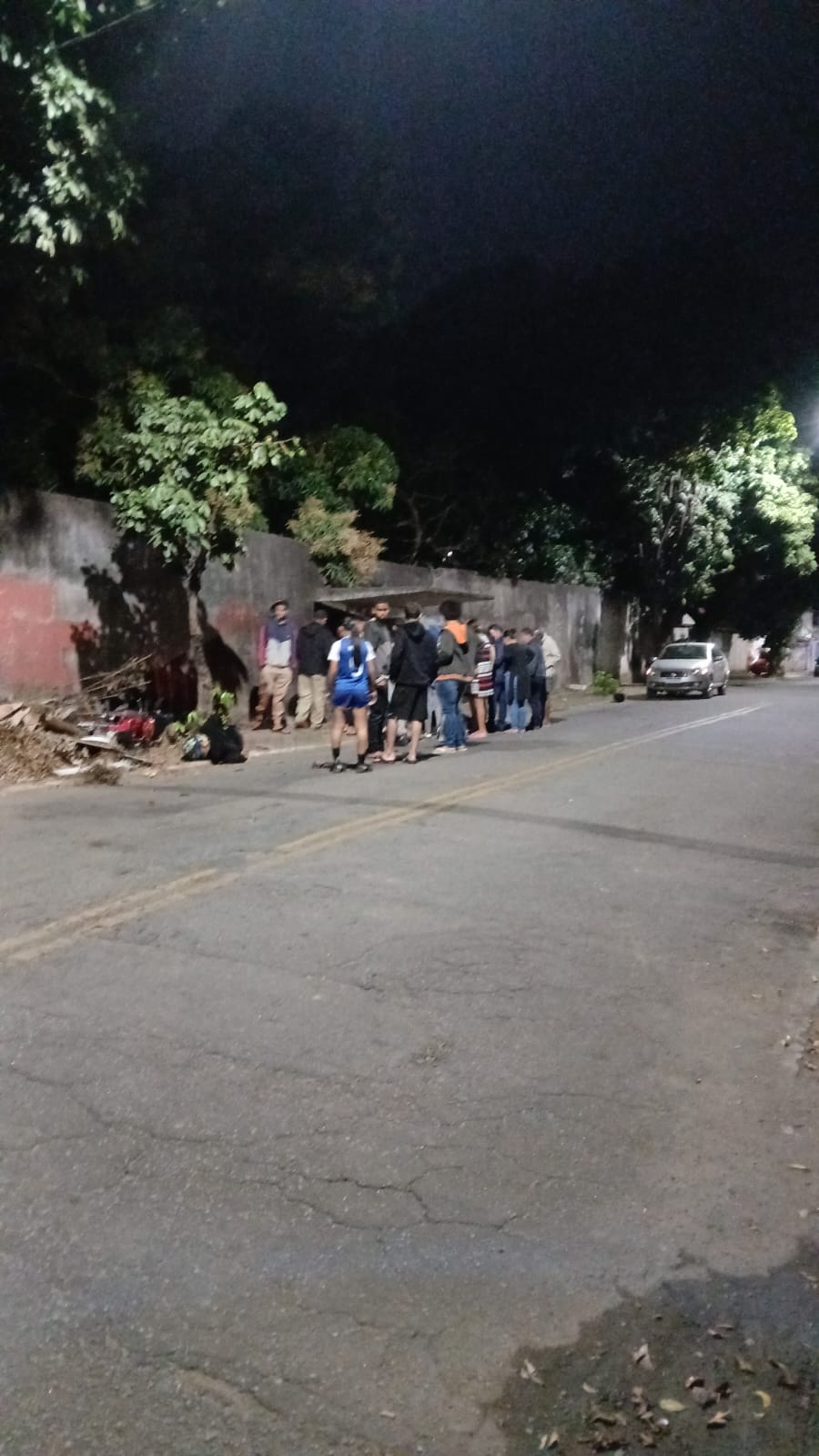 Motociclista bate em tronco de árvore e passageiro morre em Timóteo