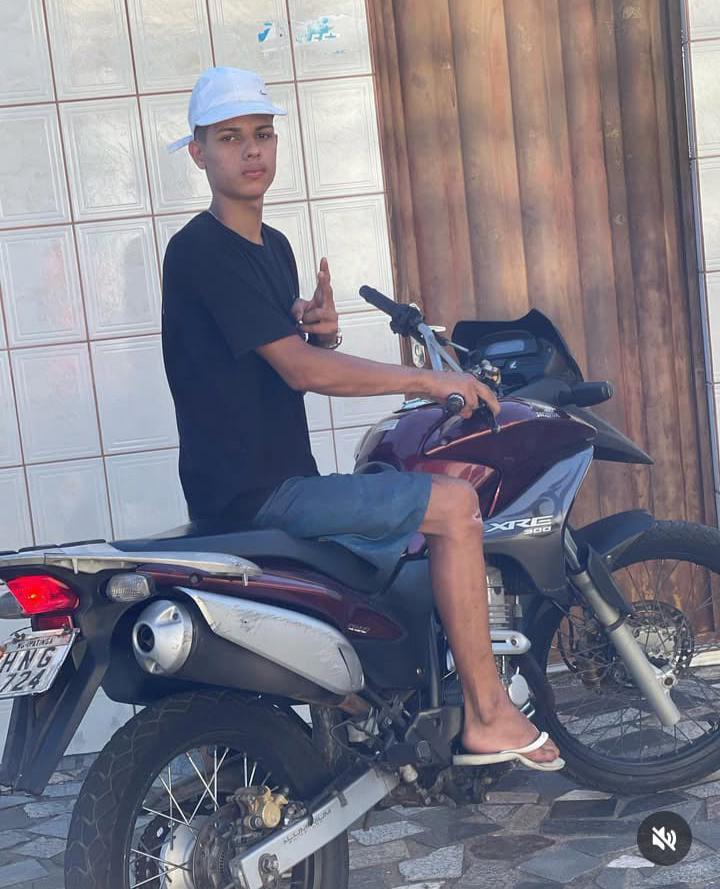 Motociclista bate em poste e morre em Ipatinga