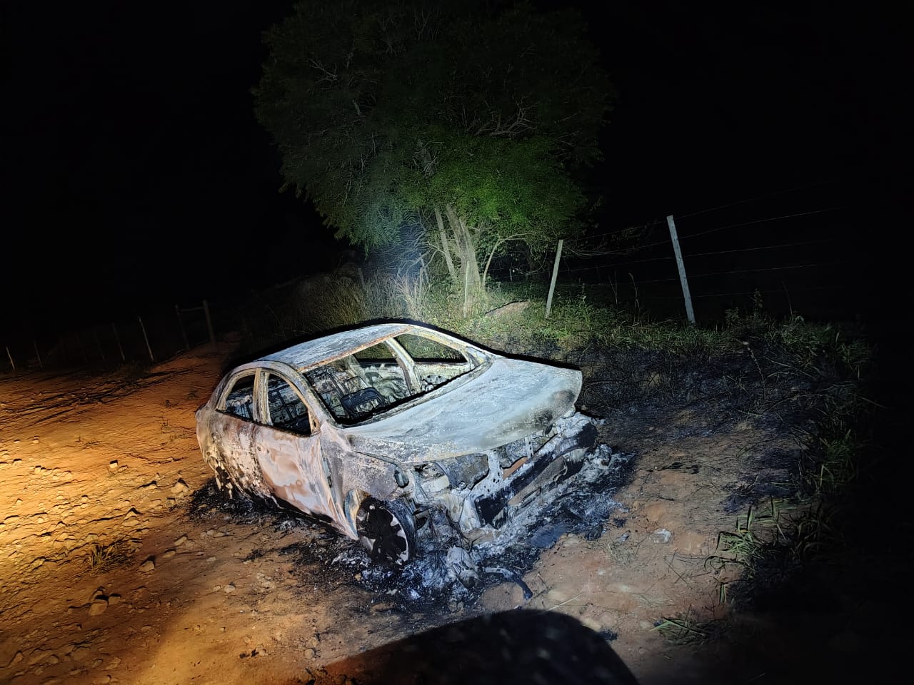 Jovem é morto a tiros em Caratinga; carro utilizado no crime foi encontrado incendiado