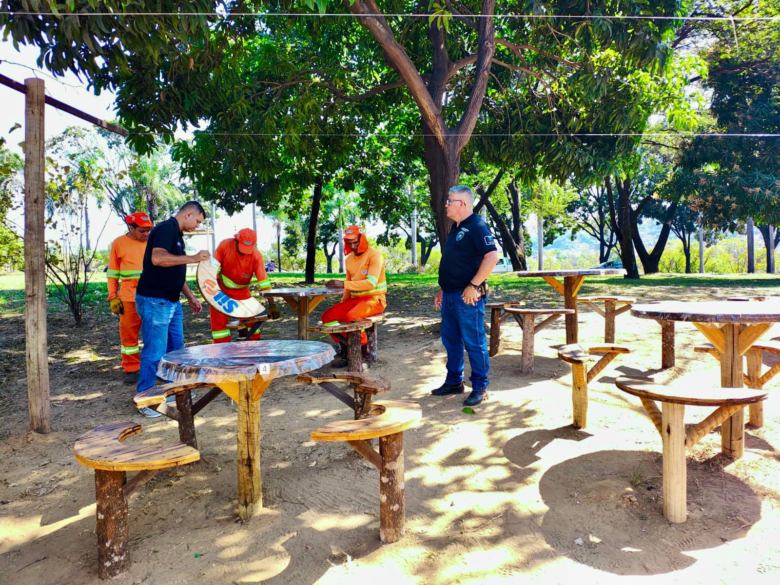 Prefeitura de Ipatinga realiza operação para remoção de estrutura irregular em área pública no bairro Nova Esperança
