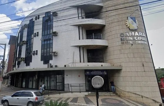 Presidente da Câmara Luciano Lugão conduz coletiva de imprensa na Câmara Municipal de Coronel Fabriciano